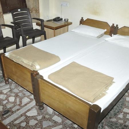 Hotel Lalit Palace Babina Экстерьер фото
